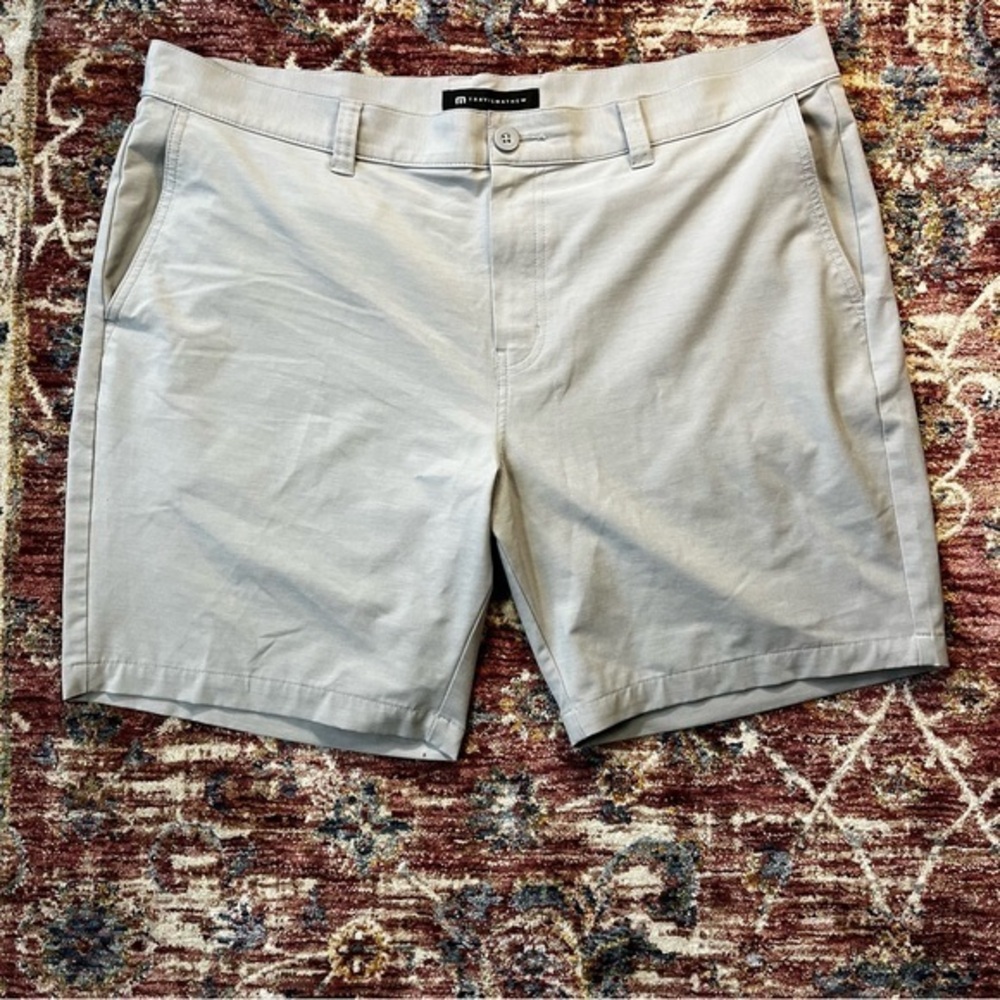 Travis Mathew Men's 40 Light Gray Golf Tech 8'' Inseam Performance Shorts